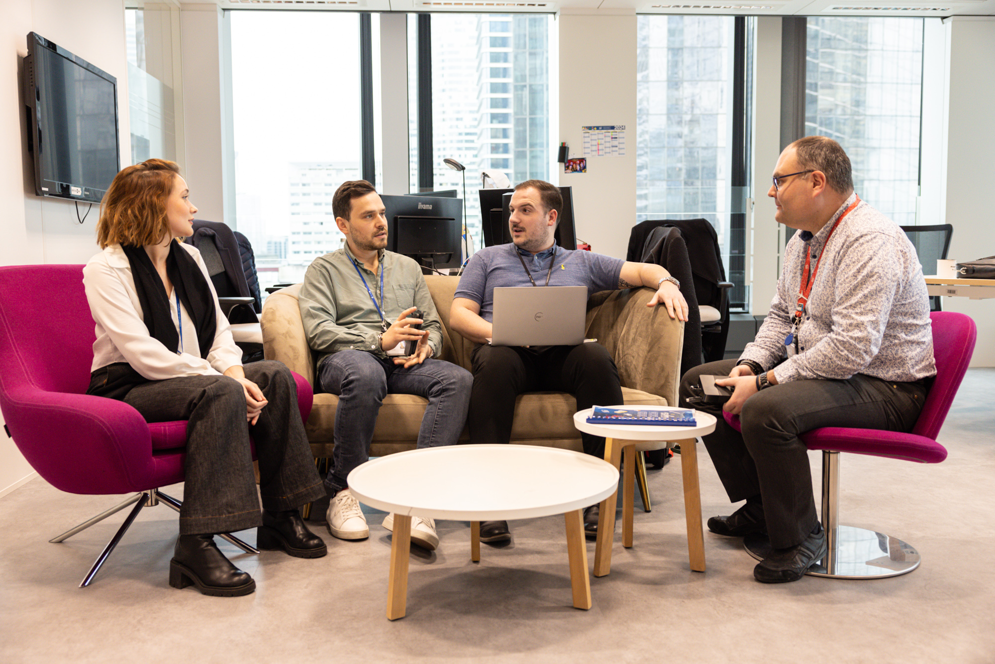 Collaborateurs en train de discuter
