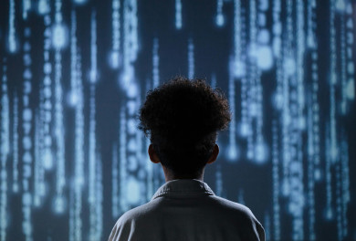 Personne devant un mur de data