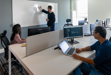Des ingénieurs en réunion technique
