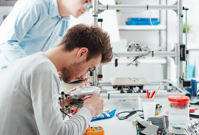 Deux ingénieurs travaillant sur de l'ingénierie mécanique et électrique