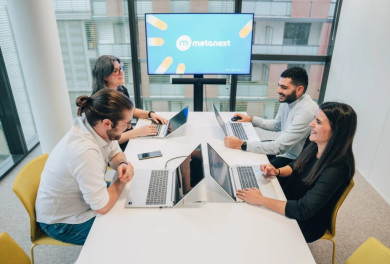 Collaborateurs de chez Matenaxt en salle de réunion 