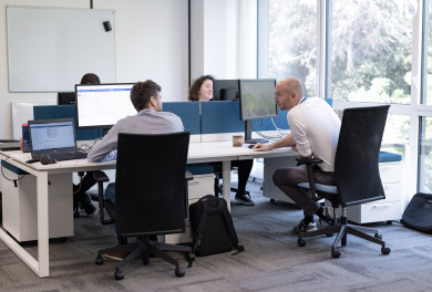 Collaborateurs travaillant dans leurs bureaux