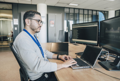 Un collaborateur de SII Research sur son ordinateur