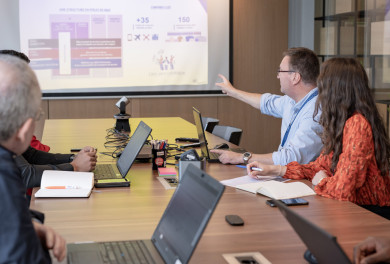Des collaborateurs en réunion pour une présentation
