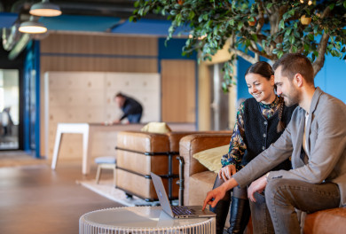 Binome sous arbre cafet SII Caen 25.jpg