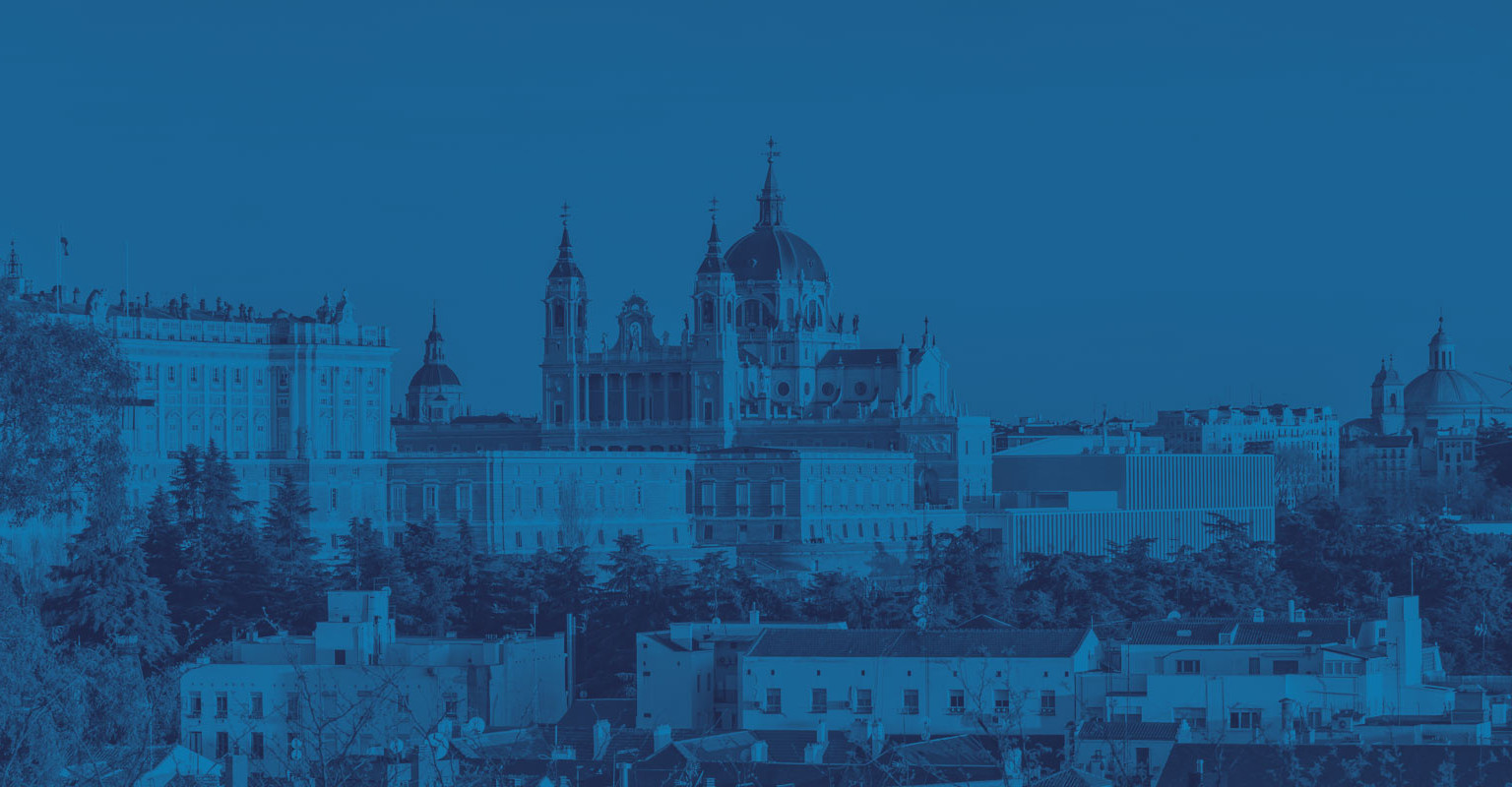 Vue sur la cathédrale de la Almudena à Madrid en Espagne.